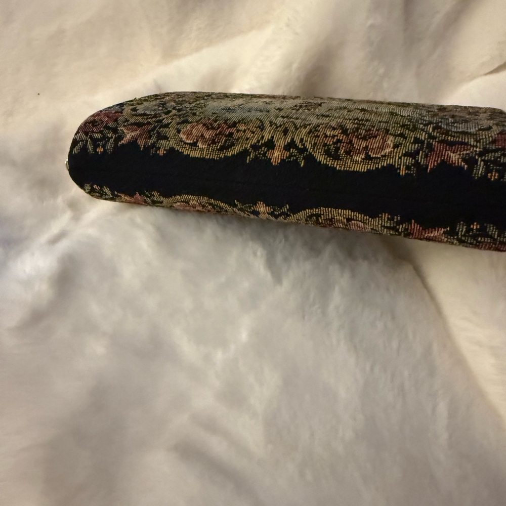 Rare Vintage Elegant Gold and Black Tapestry Clutch - Picture 3 of 8